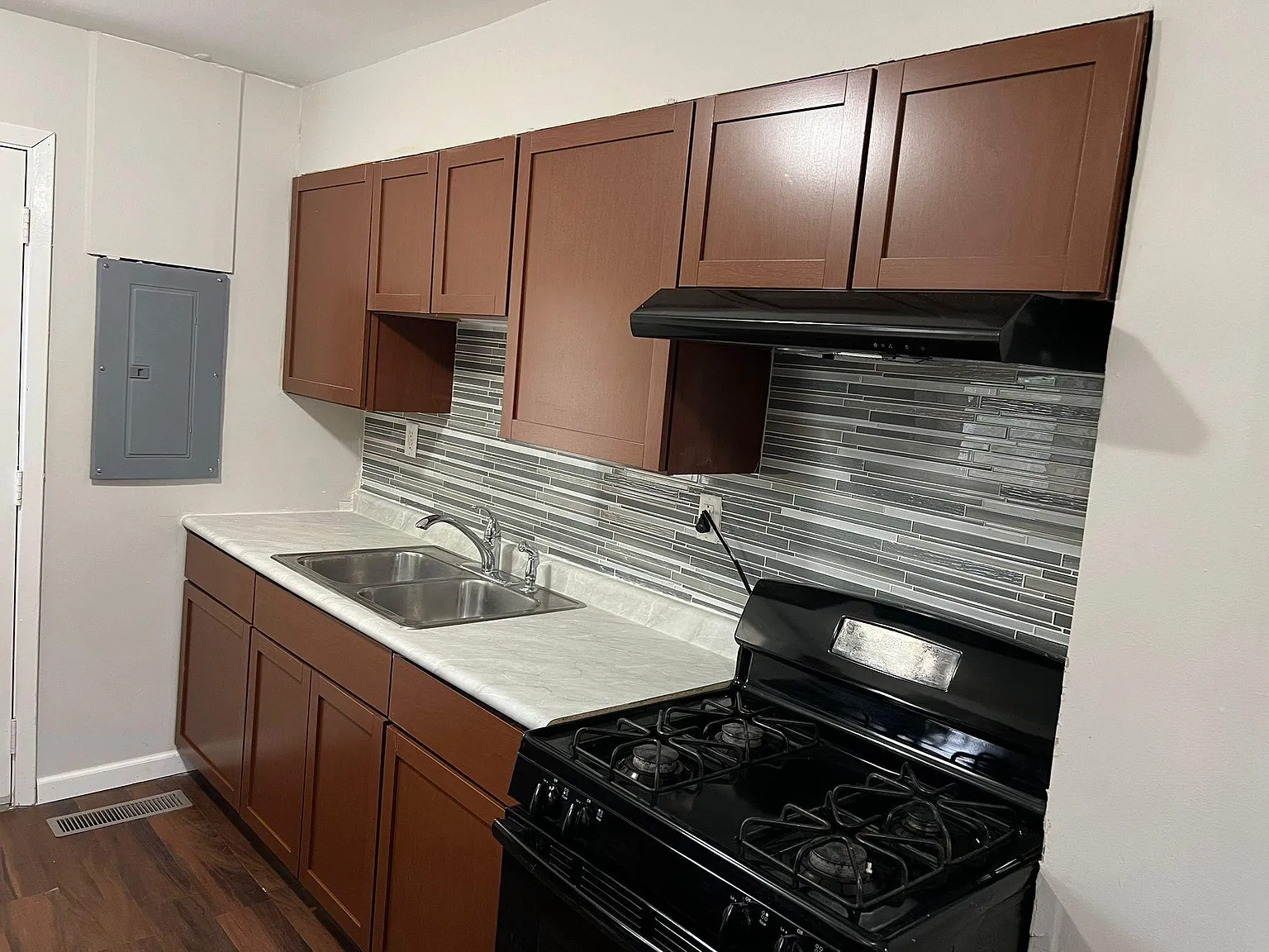 3 bed, 1000 sqft, $2,450 — Photo 4