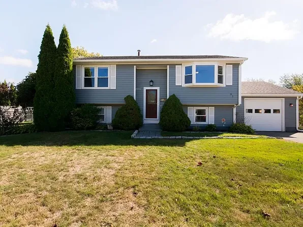91 Oak Forest Dr, Middletown, RI 02842