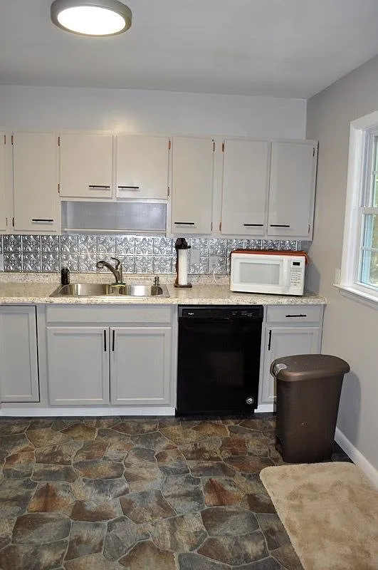 3 bed, 1.0 bath, 1152 sqft, $2,100 — Photo 2