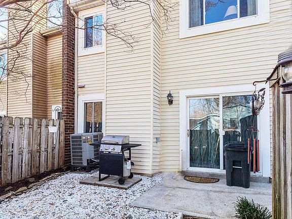 3rd image of 6 Rockwell Ct