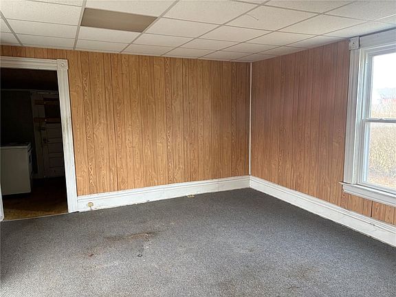 5th image of 901 Broadway Ave