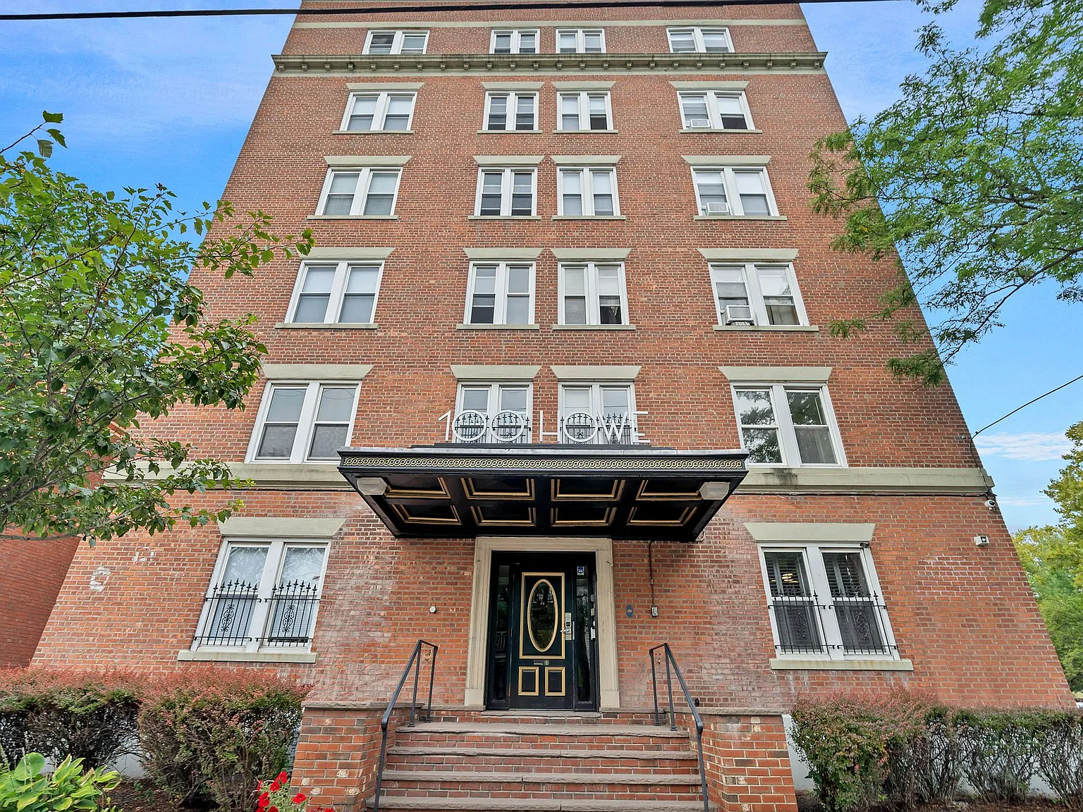 100 Howe Street! — Photo 2