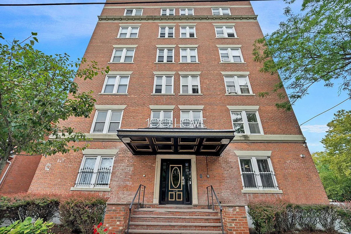 Building Photo - 100 Howe Street