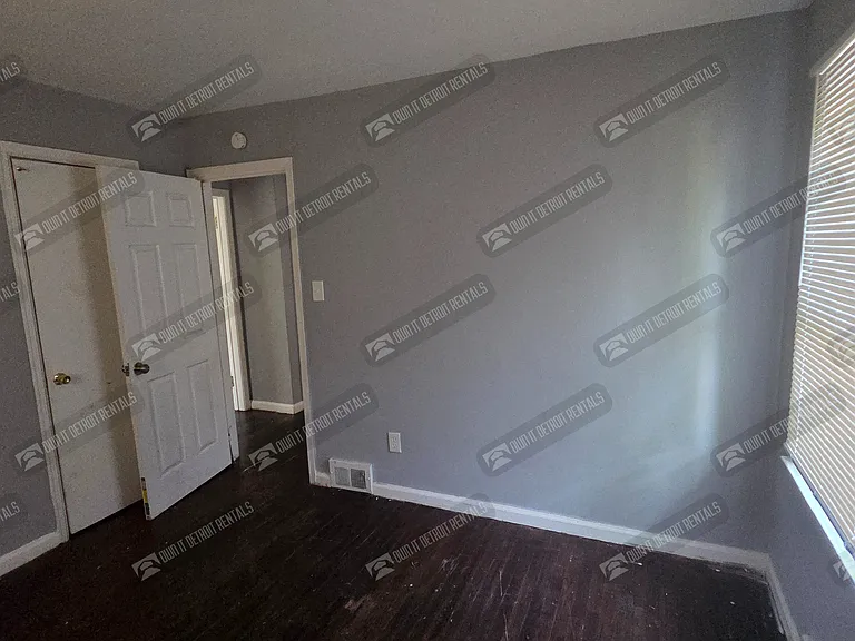 18627 Curtis St — Photo 9