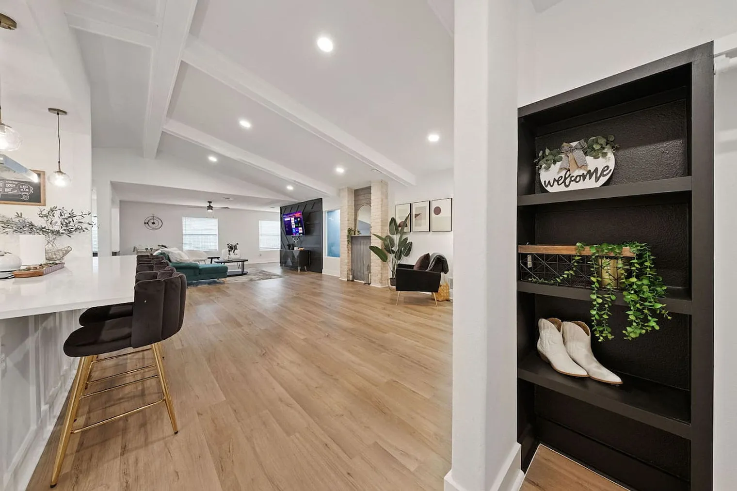 6 bed, 2.0 bath, 107628 sqft, $4,433 — Photo 4