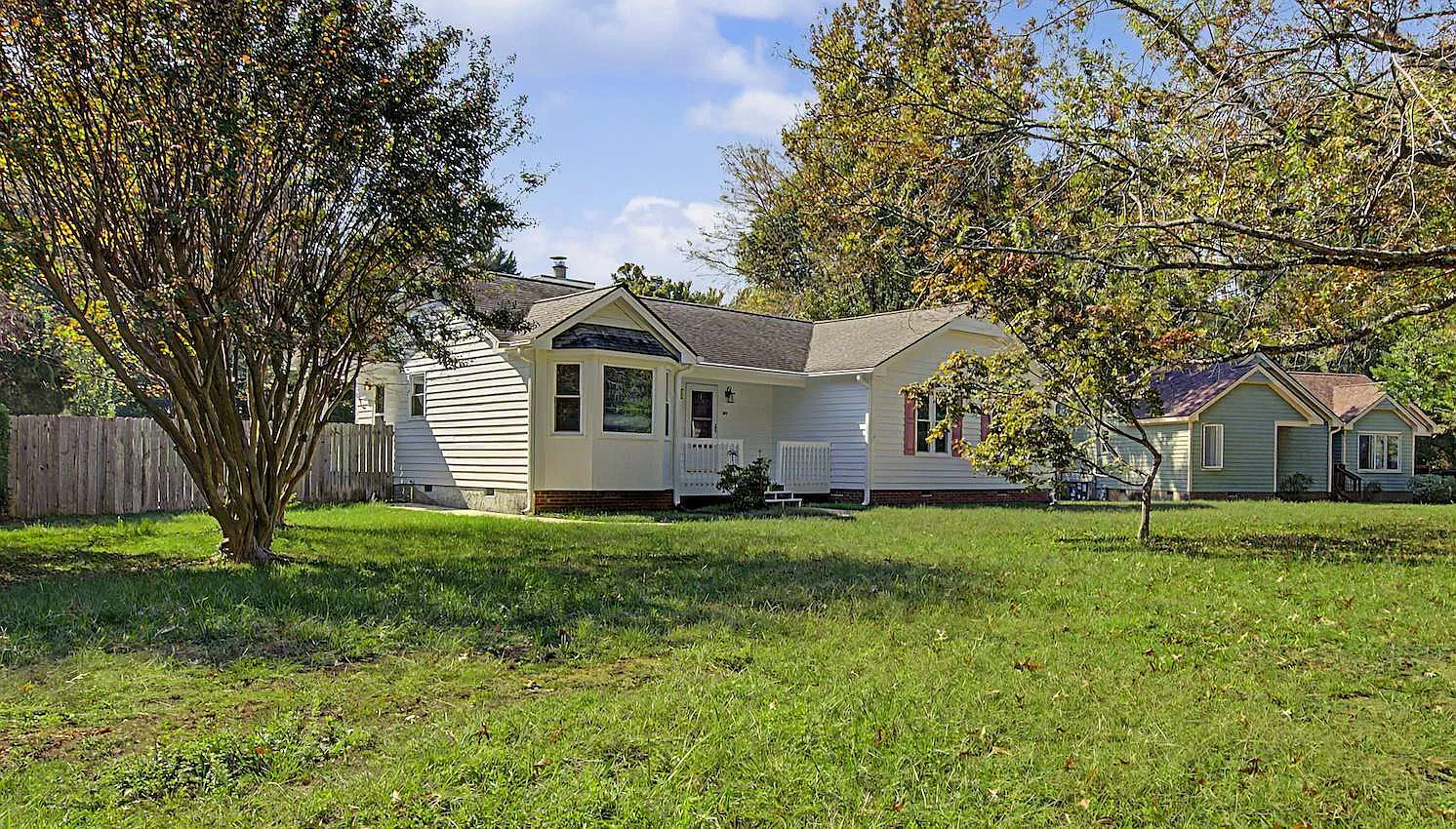 3 bed, 2.0 bath, 1359 sqft, $2,000 — Photo 2