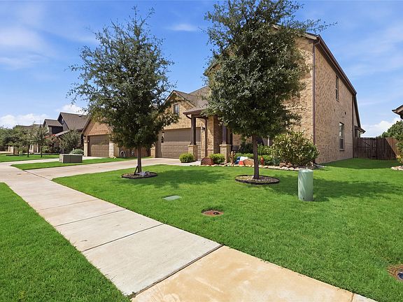 3rd image of 728 Ruellia St