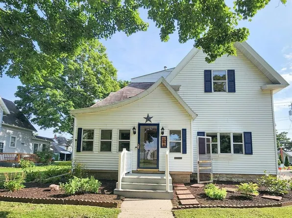 144 W Union St, Manchester, IA 52057