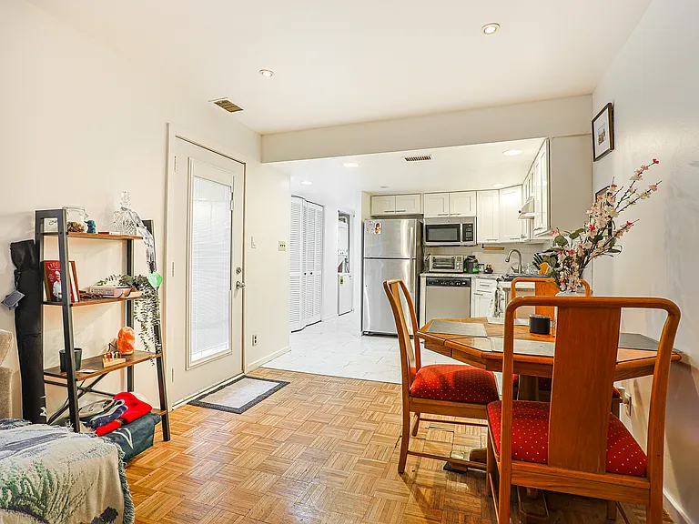 249 Queen St #2 — Photo 7