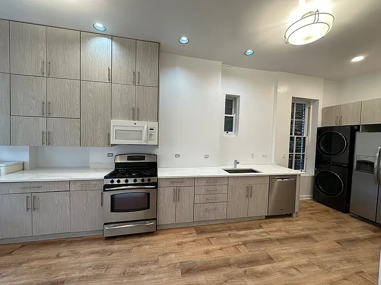 537 W Fullerton Pkwy #2 — Photo 10