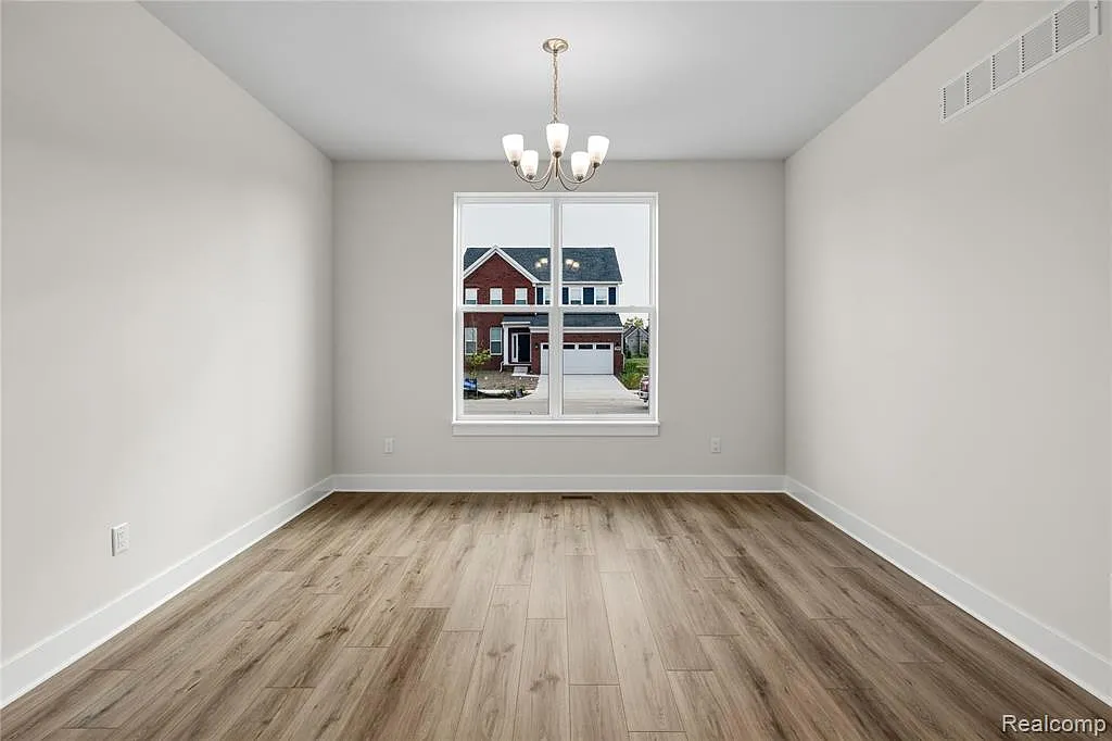4 bed, 2.5 bath, 2700 sqft, $4,500 — Photo 4