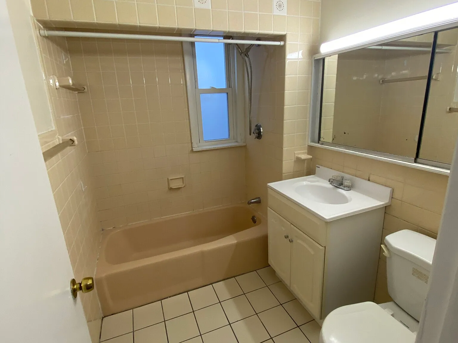 2 bed, 9999 sqft, $2,550 — Photo 2