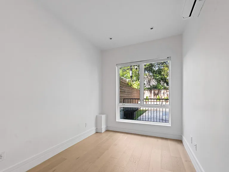 499 Van Buren St #1 — Photo 6