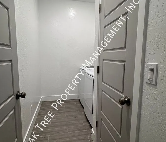 978 Lester Ave — Photo 17
