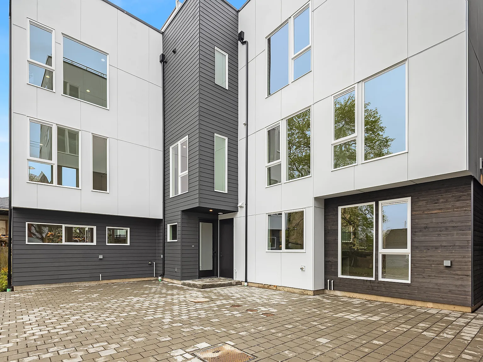 4425 Fremont Ave — Photo 2