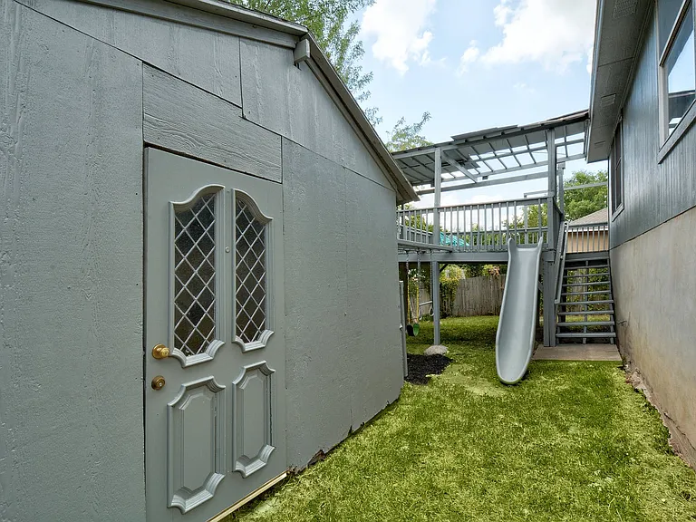 Storage with shed green
