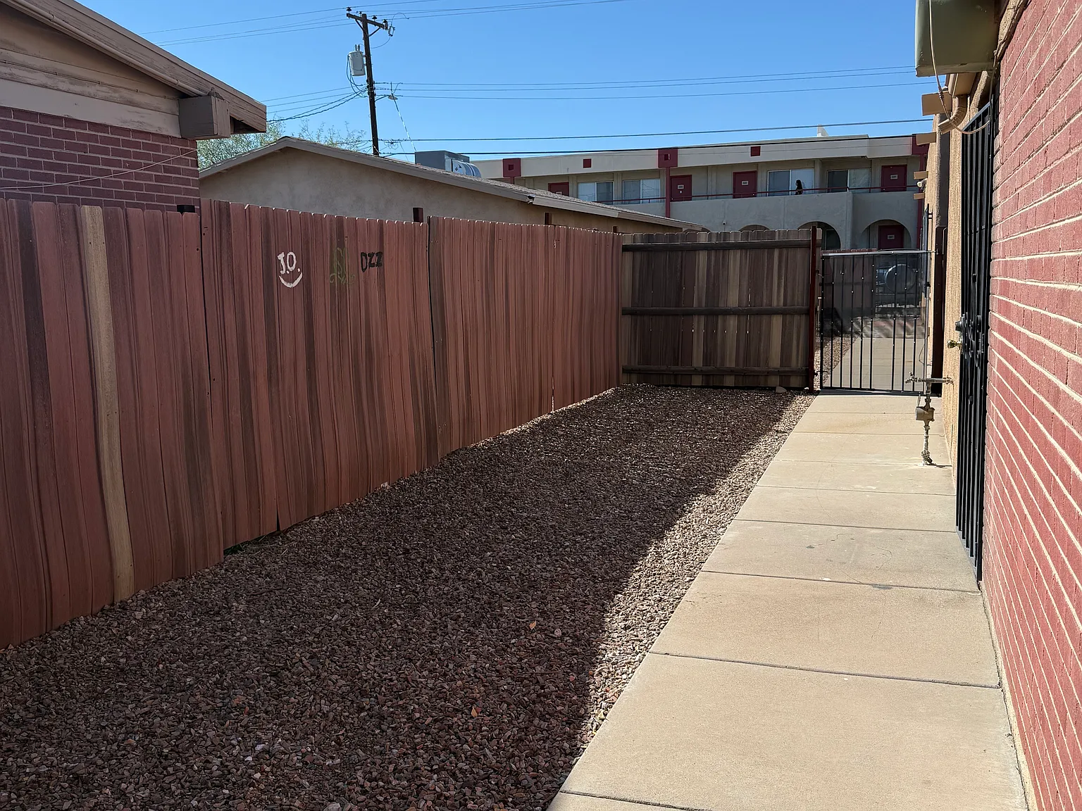 814 E Lester St — Photo 2