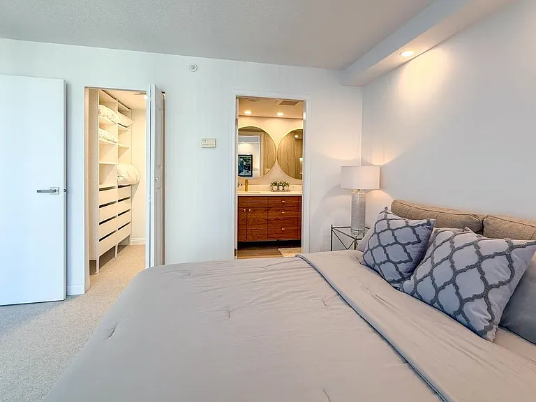 1383 Marinaside Cres #1702 — Photo 38