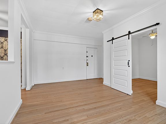 Living room with entrance to bedroom