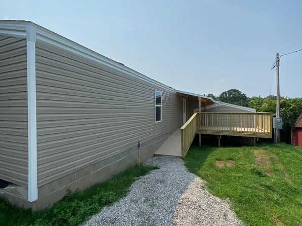 104 4th St, Follansbee, WV 26037