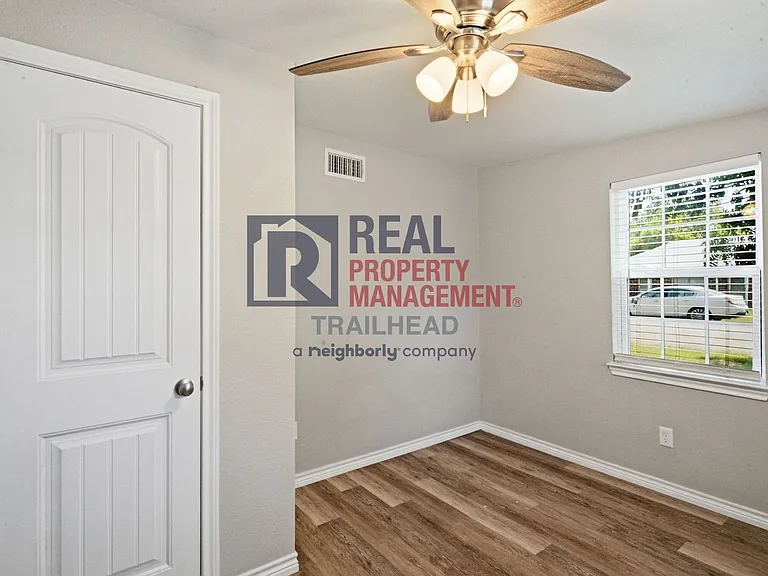 1590 W Long St — Photo 17