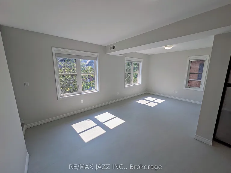 770 King St E #202 — Photo 11