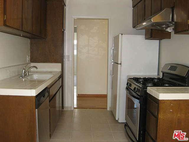 2nd image of 933 11th St APT 6