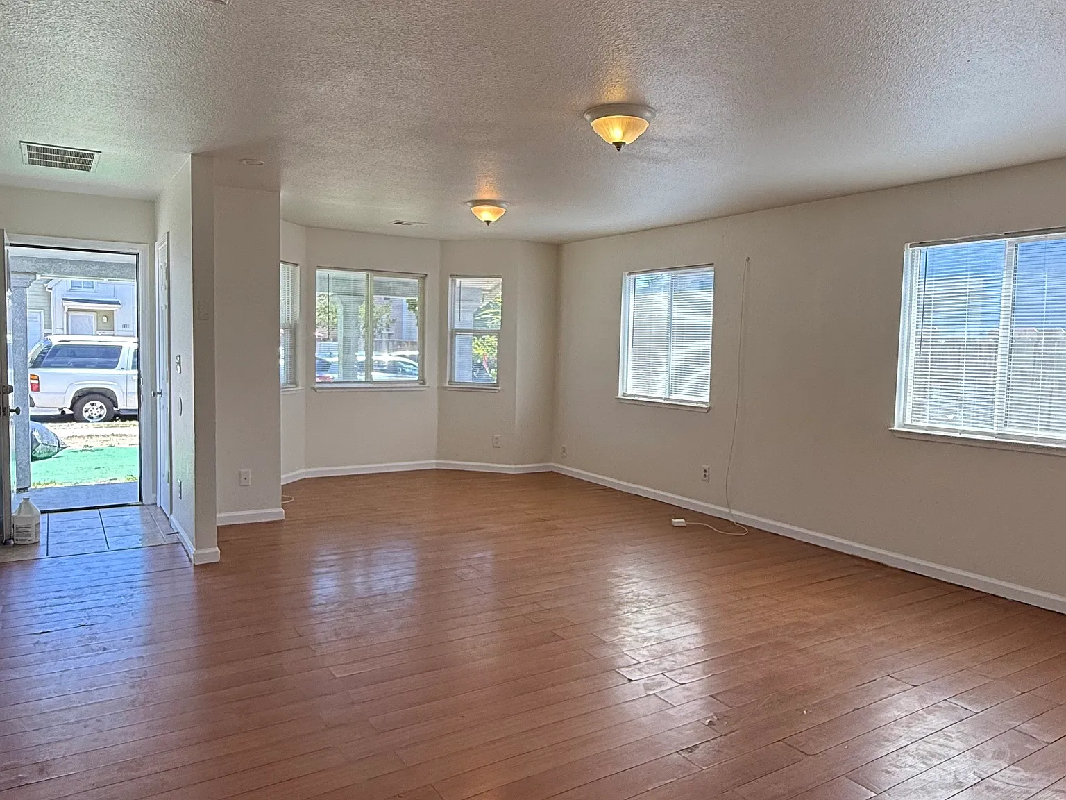 4 bed, 1650 sqft, $4,096 — Photo 2