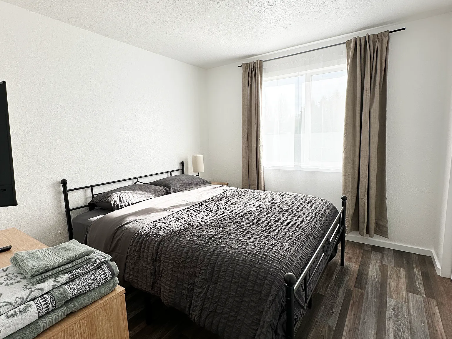 3 bed, 100 sqft, $1,000 — Photo 1