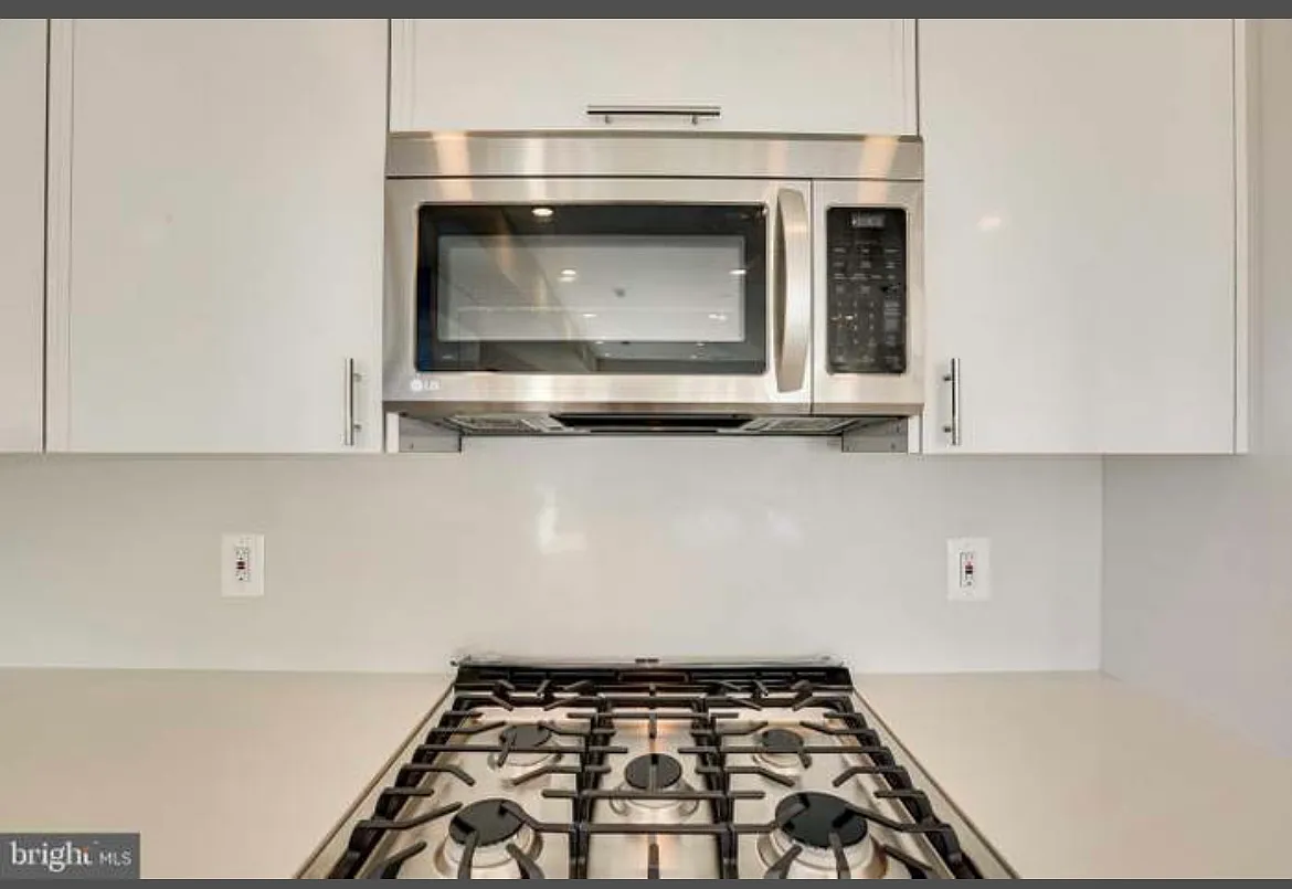 2 bed, 2.5 bath, 1200 sqft, $3,600 — Photo 2