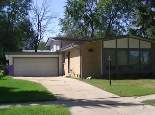 220 N Pleasant Dr, Glenwood, IL 60425