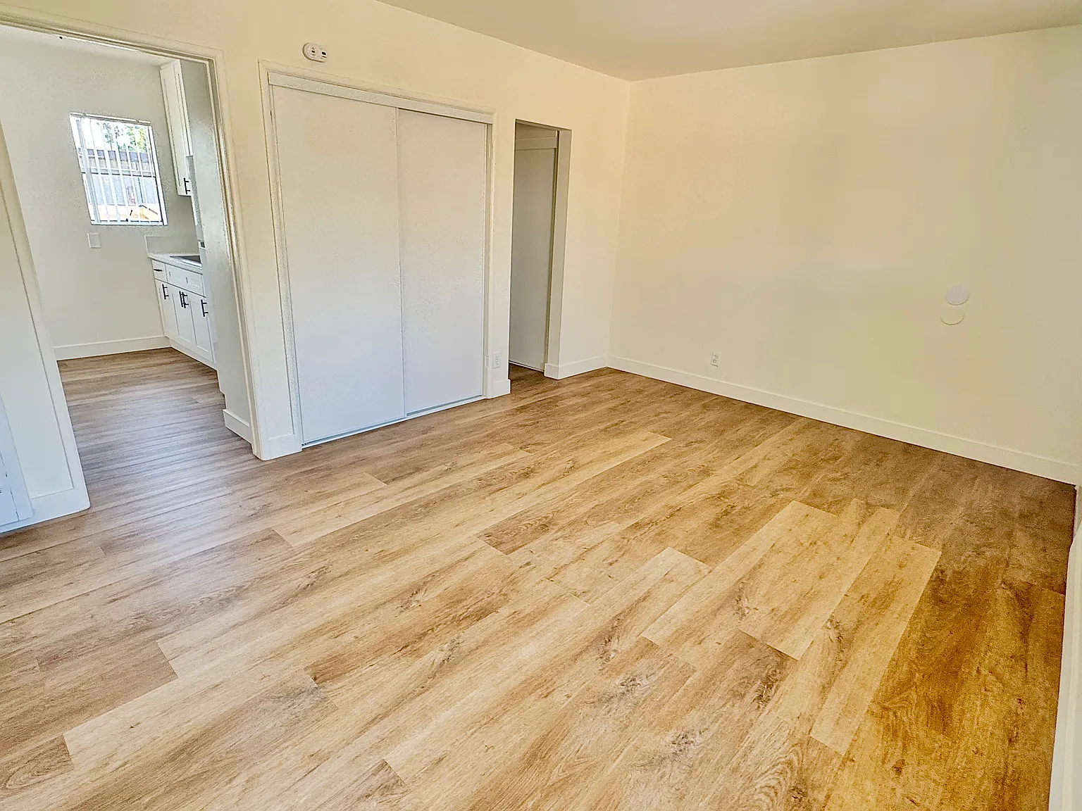 Studio, 420 sqft, $1,525 — Photo 3