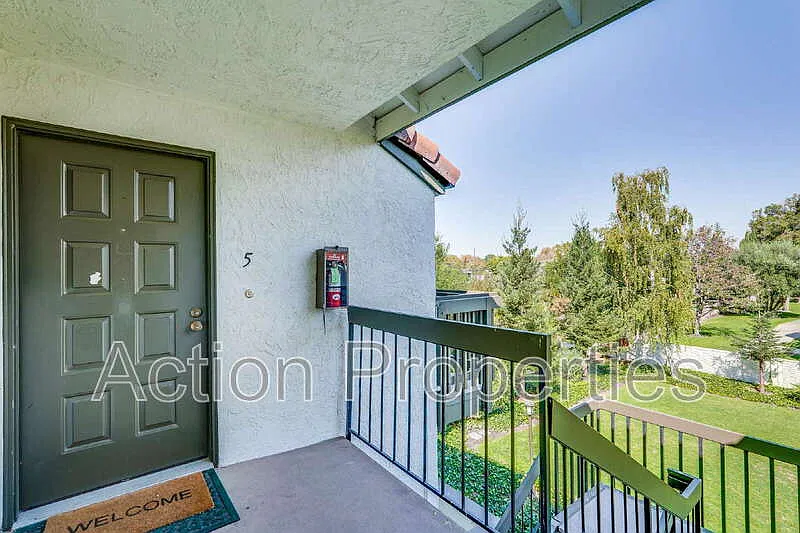 2 bed, 2.0 bath, 1078 sqft, $4,295 — Photo 2
