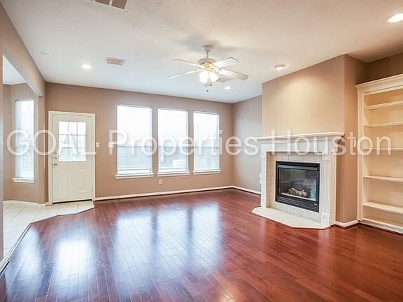 5th image of 808 Courtside Dr W