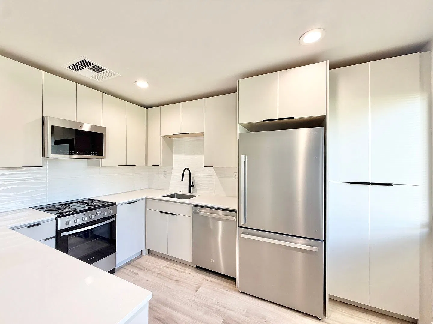 Available Now!! Recently Updated 2 Bedroom 2 Bathroom Apartment In Palm Springs! — Photo 4