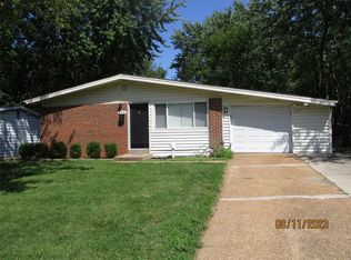 840 Paddock Dr, Florissant, MO 63033