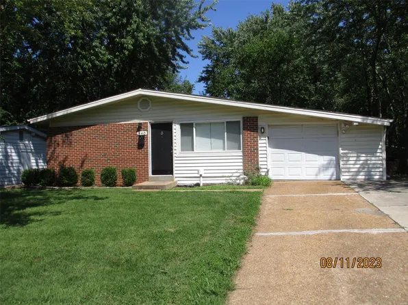 840 Paddock Dr, Florissant, MO 63033