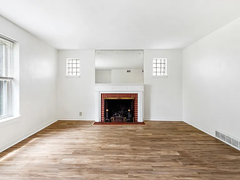 1076 Wilshire Ave — Photo 5