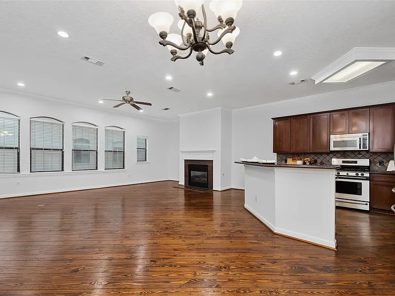 2304 Jackson St — Photo 2