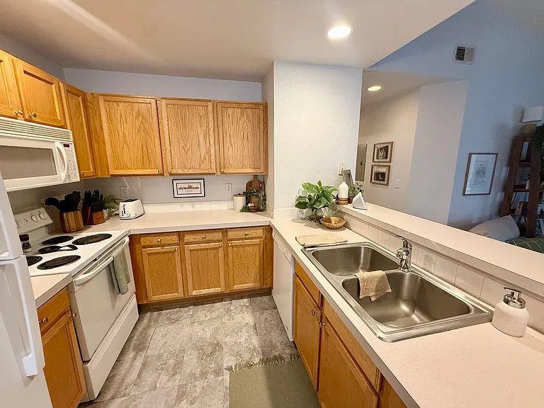 5225 White Willow Dr #210 — Photo 6