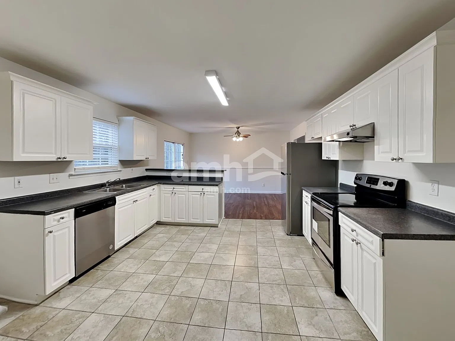 3 bed, 2.5 bath, 1600 sqft, $2,160 — Photo 3