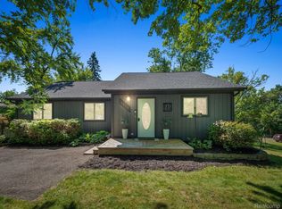 4015 Green Lake Rd, West Bloomfield, MI 48324