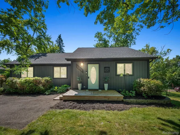 4015 Green Lake Rd, West Bloomfield, MI 48324