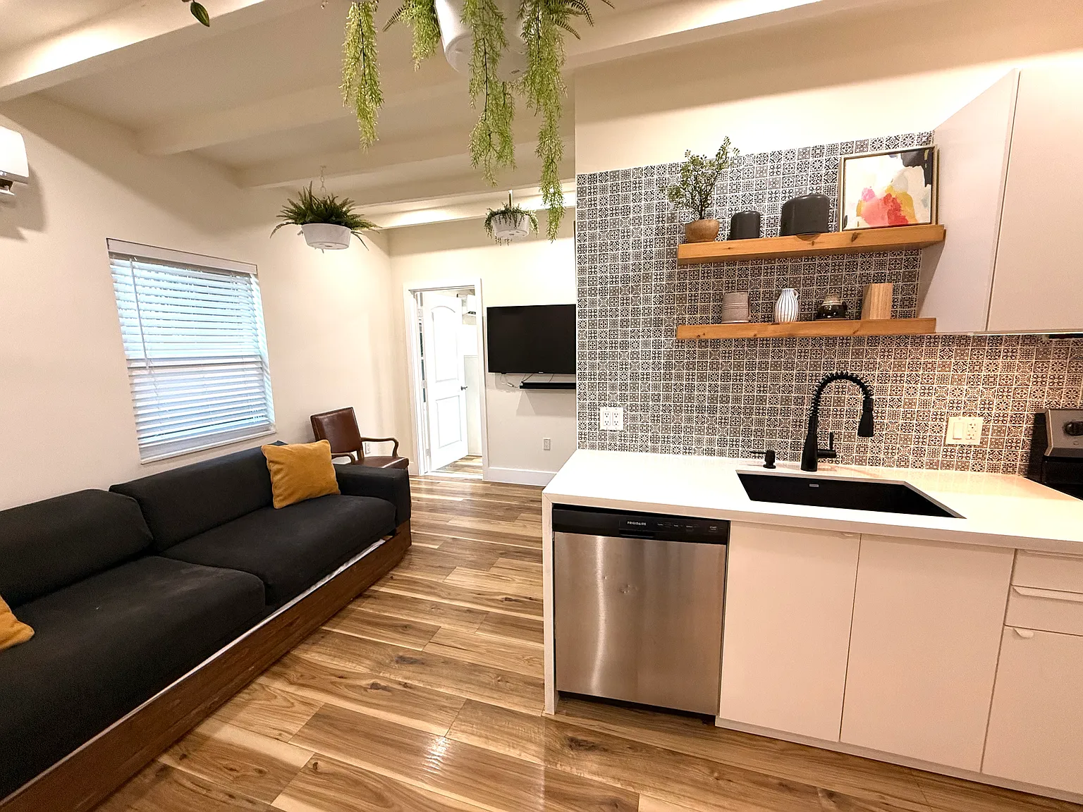 1320 NE 5th Ave — Photo 2