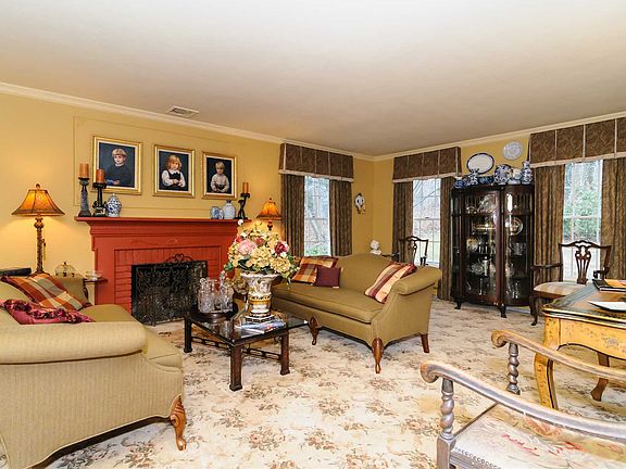 3rd image of 4 Woodfield Ct