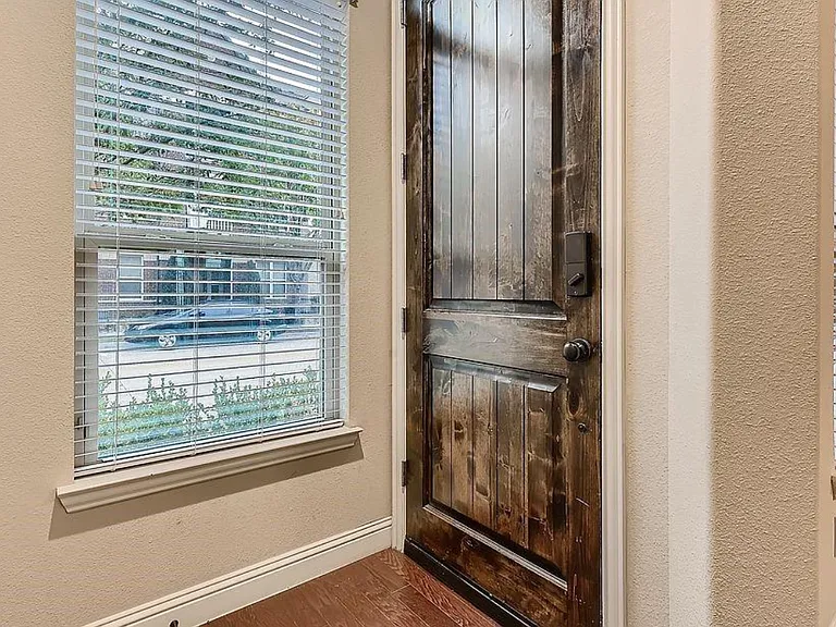 4113 Broadway Ave — Photo 2