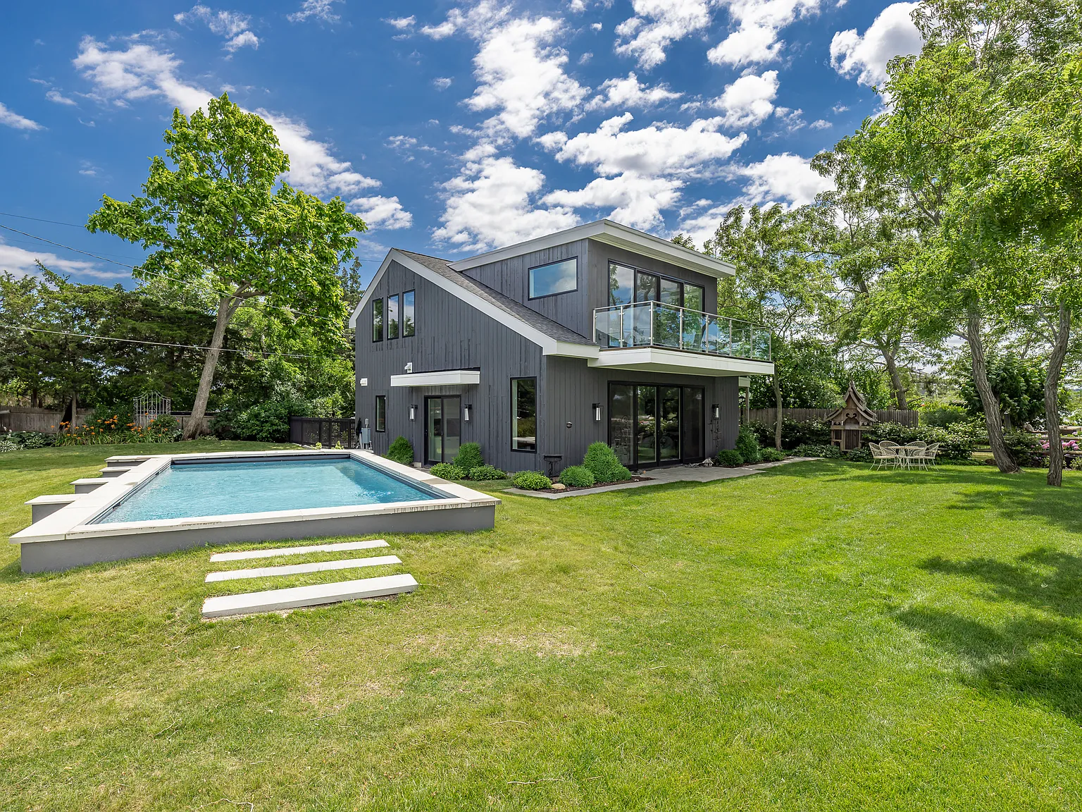 Waterfront Compound with Pool & Beach Access — Photo 4