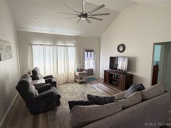 5th image of 4081 W Highland Park Dr