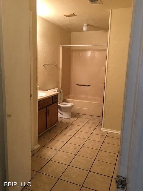 1st image of 2562 Kessler Dr