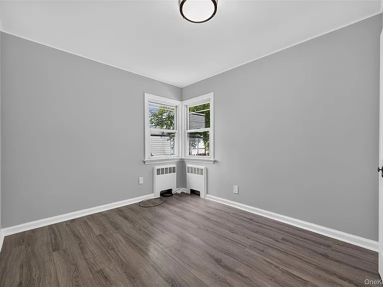 121 Sheridan Ave — Photo 13